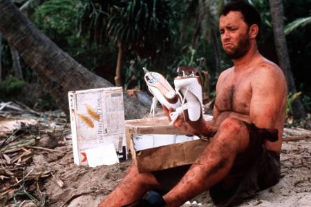 Um auf der einsamen Insel zu überleben, öffnet Postbote Chuck Noland (Tom Hanks) alle Päckchen, die mit ihm angespült wurden...