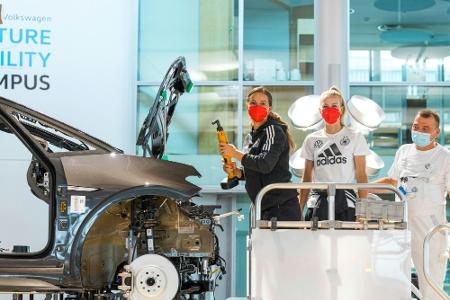 MachMit-Aktion: DFB-Frauen bauen am Elektroauto mit