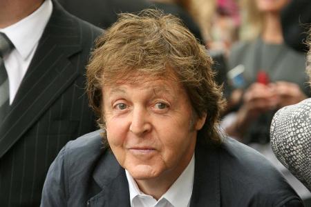 Ex-Beatle Sir Paul McCartney hat sich auch schon etwas zu Schulden kommen lassen. Im Jahr 1980 wurde er am Flughafen von Tok...