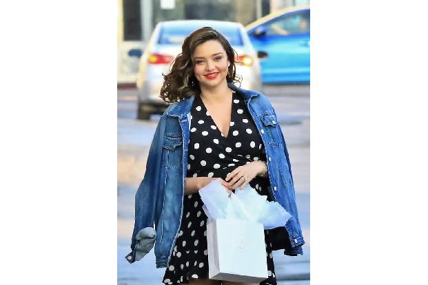 ...Miranda Kerr super, die sich mitten im Prozess fotografieren ließ und zur Botschafterin des Stillens wurde. Miranda erklä...