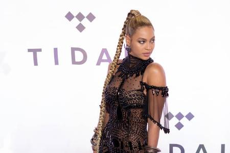 ...Beyoncé. Die stillte Blue Ivy zehn Wochen lang und empfiehlt seitdem jeder Mutter, dem Kind die Brust zu geben - auch wei...