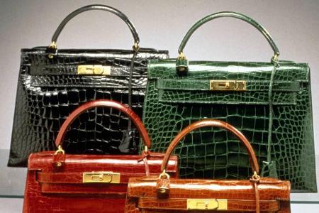 K wie Kelly Bag: Ist eine seit 1935 in Handarbeit gefertigte Damenhandtasche der Luxus-Modemarke Hermès, die seit 1956 nach ...
