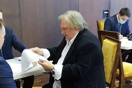 Gérard Depardieu bei seiner Stimmenabgabe in der russischen Botschaft in Paris.