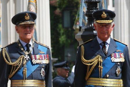 Prinz Philip (l.) und Prinz Charles im Jahr 2012.