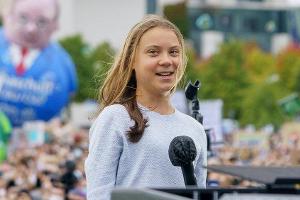 Greta Thunberg demonstriert mit tausenden Mitstreitern in Berlin