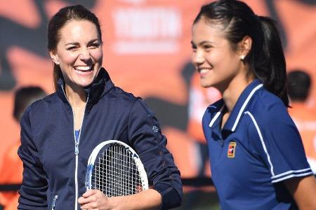 Herzogin Kate hat ein Tennis-Match mit US-Open-Gewinnerin Emma Raducanu gespielt. Herzogin Kate hat ein Tennis-Match mit US-Open-Gewinnerin Emma Raducanu gespielt.