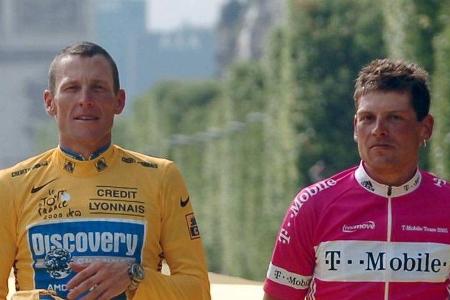 Lance Armstrong (l.) und Jan Ullrich lieferten sich bei der Tour de France regelmäßig ein Kopf-an-Kopf-Rennen. Lance Armstrong (l.) und Jan Ullrich lieferten sich bei der Tour de France regelmäßig ein Kopf-an-Kopf-Rennen.