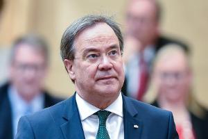 Wahltag: Das Netz amüsiert sich über Armin Laschet