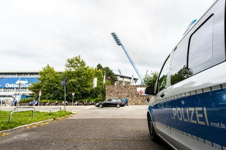 Innenminister verurteilt Krawalle in Rostock - acht Polizisten verletzt