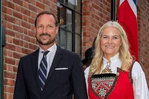 Mette-Marit und Haakon zeigen sich verliebt in der Öffentlichkeit