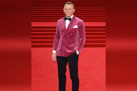 007-Darsteller Daniel Craig erschien zur Premiere in einem pinkfarbenen Dinnerjackett und schwarzer Hose. Dazu kombinierte d...