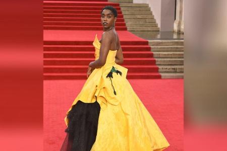 Nomi-Darstellerin Lashana Lynch kam in einer gewagten Robe zur Premiere. Das gelbe Kleid mit den schwarzen Tüll-Einsätzen st...