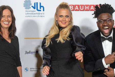 Grit Leithäuser von der Radiozentrale, Barbara Schöneberger und Kelvin Jones beim Deutschen Radiopreis 2021 (v.l.n.r.)