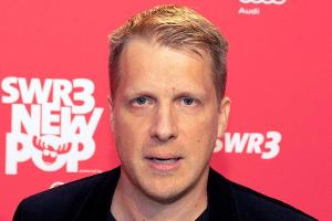 Polizisten führen Oliver Pocher ab