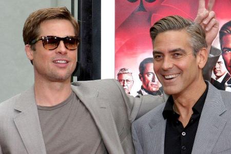 Brad Pitt und George Clooney bei einem Pressetermin zu 