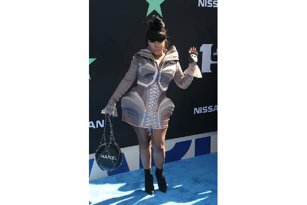 Lil’ Kim log vor Gericht, um einen Freund bei einer Schießerei zu decken — dass das kein Kavaliersdelikt ist, zeigt die Haft...