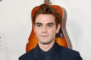 "Riverdale"-Star KJ Apa ist Papa geworden