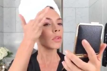 Styling- und Fashion-Queen Victoria Beckham (43) veröffentlichte kürzlich ein Instagram-Video, indem sie zeigte, wie man sic... Styling- und Fashion-Queen Victoria Beckham (43) veröffentlichte kürzlich ein Instagram-Video, indem sie zeigte, wie man sic...