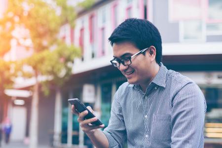 Für etwas mehr Farbe in der App sorgen die veränderbaren Chat-Hintergründe. Unter 