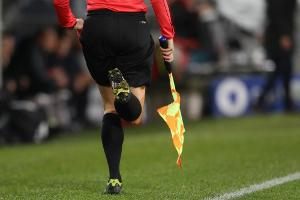 Unterbrechung bei Frauen-Länderspiel: Linienrichterin muss ausgewechselt werden