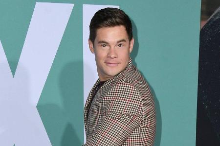 Adam DeVine schlüpft wieder in seine Adam DeVine schlüpft wieder in seine