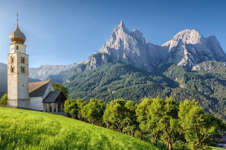 Was für ein Panorama: Dafür sorgt das Bergmassiv Schlern im Hintergrund und die Kapelle auf der saftig grünen Wiese. In dies...