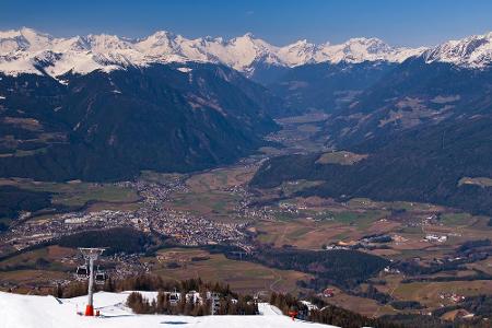 Blick vom Kronplatz auf Bruneck im Pustertal, einem weiteren Haupttal.