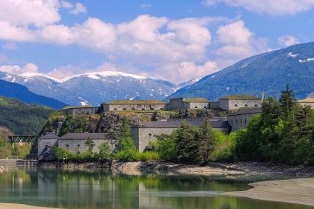 Im Eisacktal liegt Franzensfeste. Das Tal selbst verbindet über den Brenner-Pass Österreich mit Italien - oder Innsbruck mit...