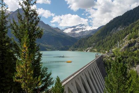 Ein Stausee liegt im Martelltal unterhalb des Ortlers. Der Ortler selbst ist mit gut 3.900 Metern der höchste Berg Südtirols.