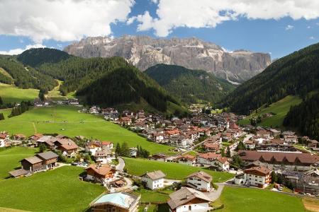 Dazu gehört das Grödnertal. Interessant: Hier wird zum Teil Ladinisch gesprochen. Die dritte Sprache in Südtirol neben Deuts...