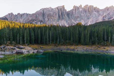 Am Ende des Eggentals genießt der Karrersee die Aussicht auf den Latemar.