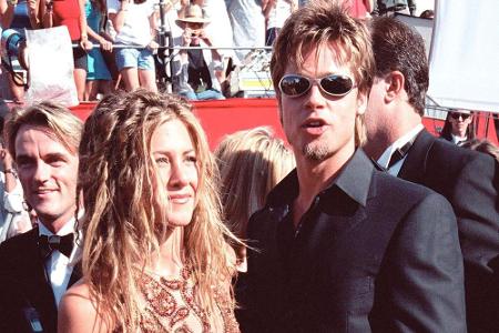 1999: Im Frühjahr 1998 lernte sie ihren späteren Ehemann, Hollywood-Star Brad Pitt, kennen. Die beiden heirateten Ende Juli ...