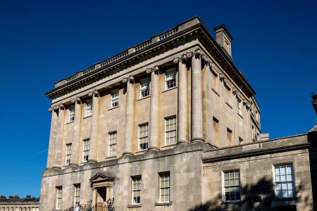 Das Zuhause der Familie Featherington ist beispielsweise in Bath zu finden. Das No. 1 Royal Crescent gehört zu einem Komplex...