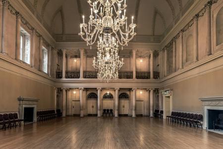 Im Teesalon (Foto) und im Ballsaal des Assembly Rooms spielen sich viele Abendszenen ab, wenn die feine Gesellschaft das Tan...