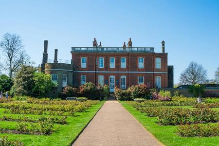 In London ist dagegen der Wohnsitz der Familie Bridgerton zu finden. Das Ranger's House liegt neben dem Greenwich Park im Sü...