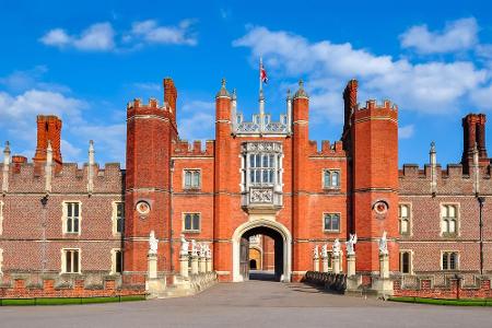 Der Wohnsitz von Königin Charlotte befindet sich ebenfalls in London: Im Schloss Hampton Court Palace lebten bereits einige ...