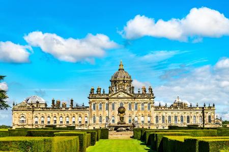 Im Norden Englands, in der Nähe von York, ist der Duke of Hastings zu Hause. Castle Howard diente bereits in mehreren Produk...