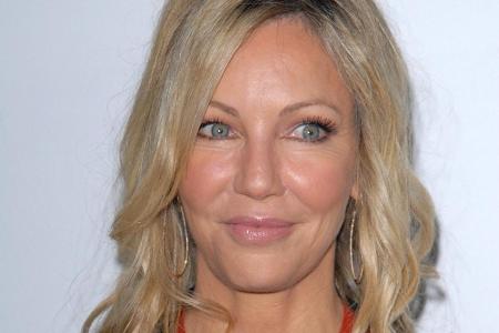 Schauspielerin Heather Locklear soll sich ebenfalls 2020 verlobt haben - mit ihrer Highschool-Liebe. Das verriet ein Freund ...