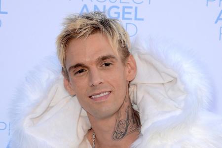 Sänger Aaron Carter gehört ebenfalls in den Club der Männer, die ihren Liebsten 2020 einen Antrag machten. Carter verlobte s...