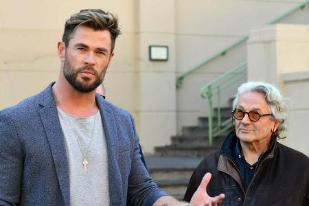 Chris Hemsworth (l.) bei einer Pressekonferenz in Australien, an seiner Seite 