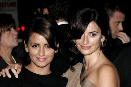 Sie sehen fast aus wie Zwillinge, sind es aber nicht: Die Schwestern Mónica (40, l.) und Penélope Cruz (43). Die zwei sehen ...