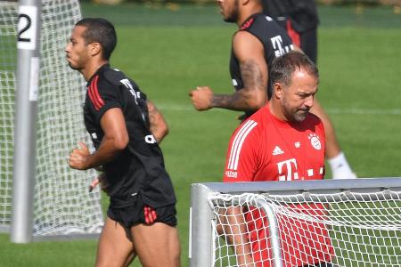 Mittelfeld-Star Thiago (l.) ist unter Flick in der Saison 19/20 Schlüsselspieler und ein Garant für den Triple-Sieg. Flick b...