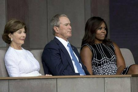 Laura Bush (l.), George W. Bush und Michelle Obama (r.) 2016 bei der Eröffnung des Museums für afroamerikanische Geschichte ...