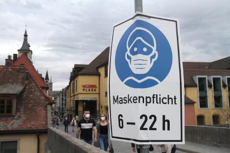 Schild: Maskenpflicht von 6 bis 22 Uhr