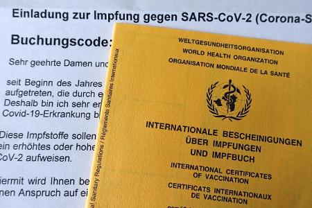 Deutscher Impfpass und Aufforderung zur Impfung gegen SARS-CoV-2