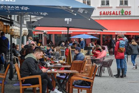 Saarland: Menschen genießen die Außengastronomie