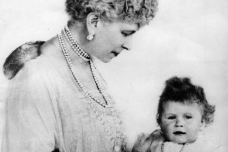 Die kleine Elizabeth an ihrem ersten Geburtstag auf dem Schoss ihrer Großmutter, Queen Mary.