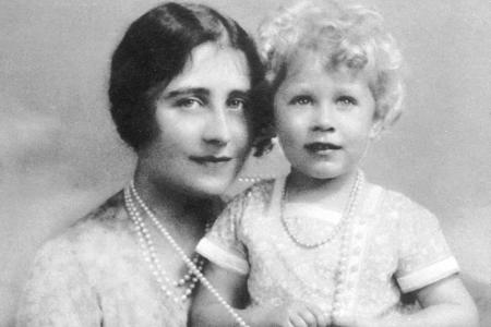 Elizabeth als Kind zusammen mit ihrer Mutter Queen Elizabeth, später auch bekannt als Queen Mum.