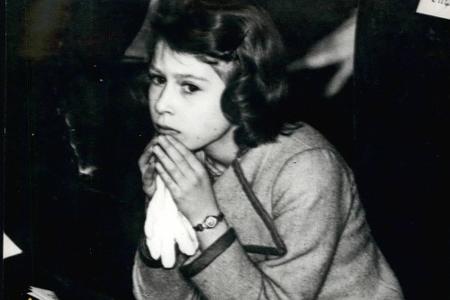 Gelangweilt oder traurig? Queen Elizabeth II. als junges Mädchen im Jahr 1943.