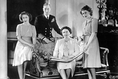 Elizabeths Vater George VI. besteigt 1936 den Thron, nachdem sein älterer Bruder Edward VIII. abgedankt hat.